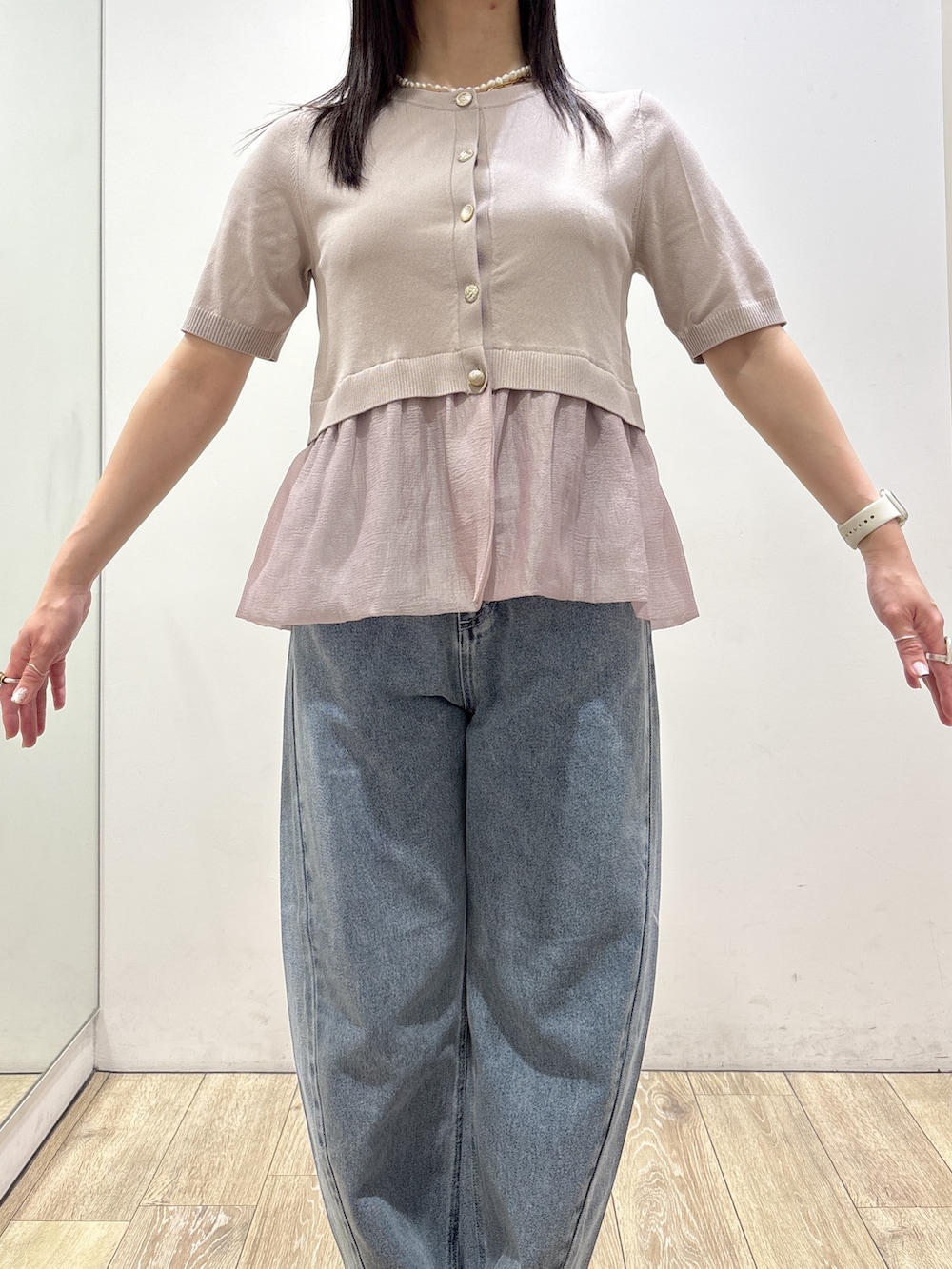 ベージュ系のカーディガン/ボレロ、ブルー系のデニムパンツ、ブラック系のショルダーバッグを着用したレディースの夏コーディネートの5枚目の写真