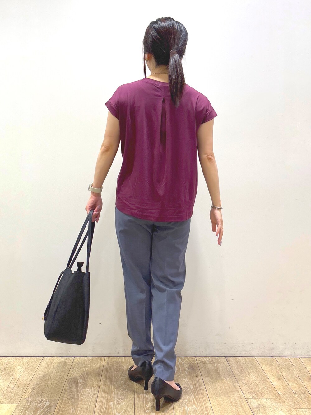レッド系のTシャツ/カットソー、グレー系のその他パンツ、ブラック系のトートバッグを着用したレディースの夏コーディネートの3枚目の写真