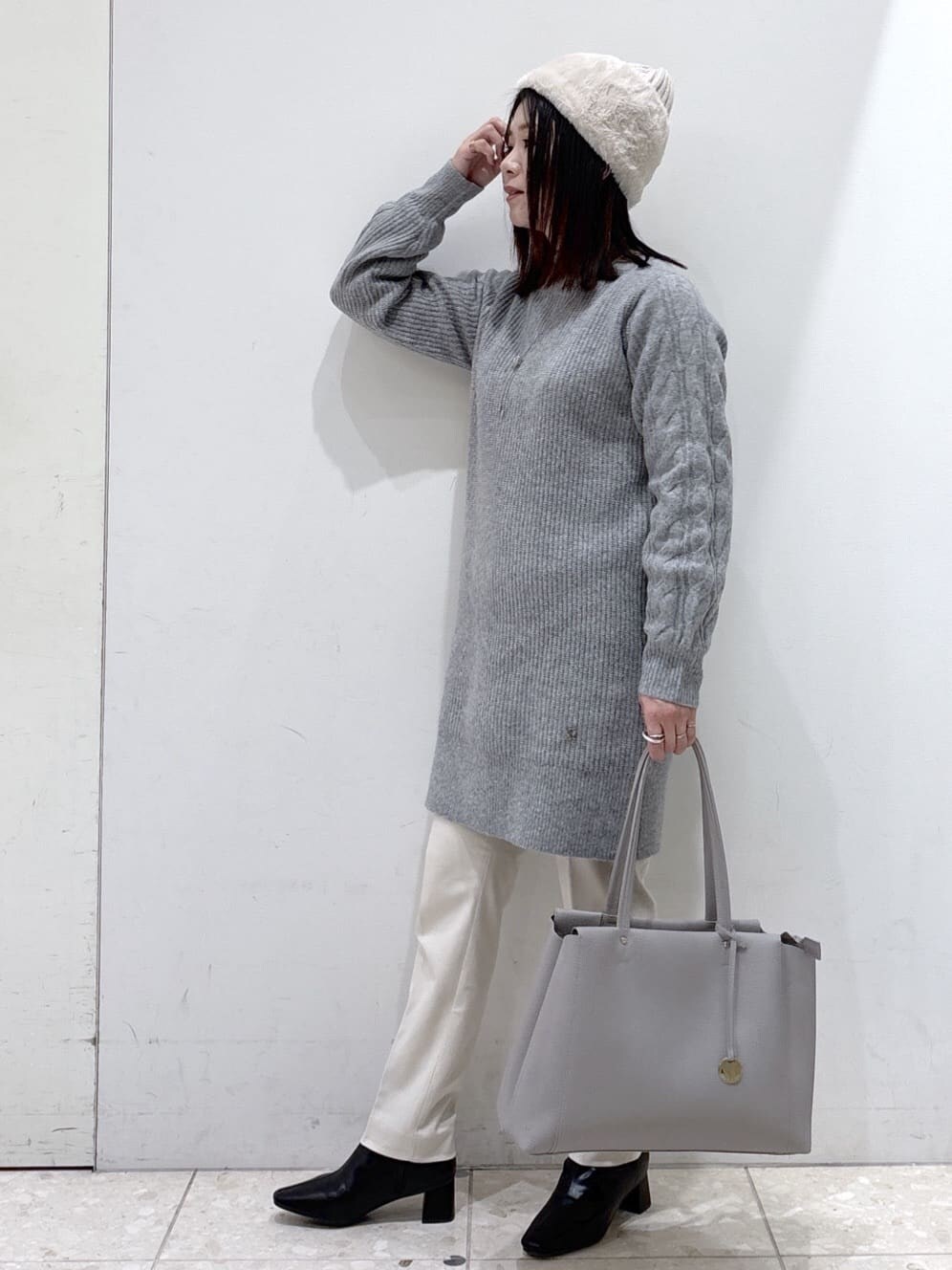 グレー系のワンピース、ベージュ系のその他パンツ、グレー系のトートバッグを着用したレディースの冬コーディネートの5枚目の写真