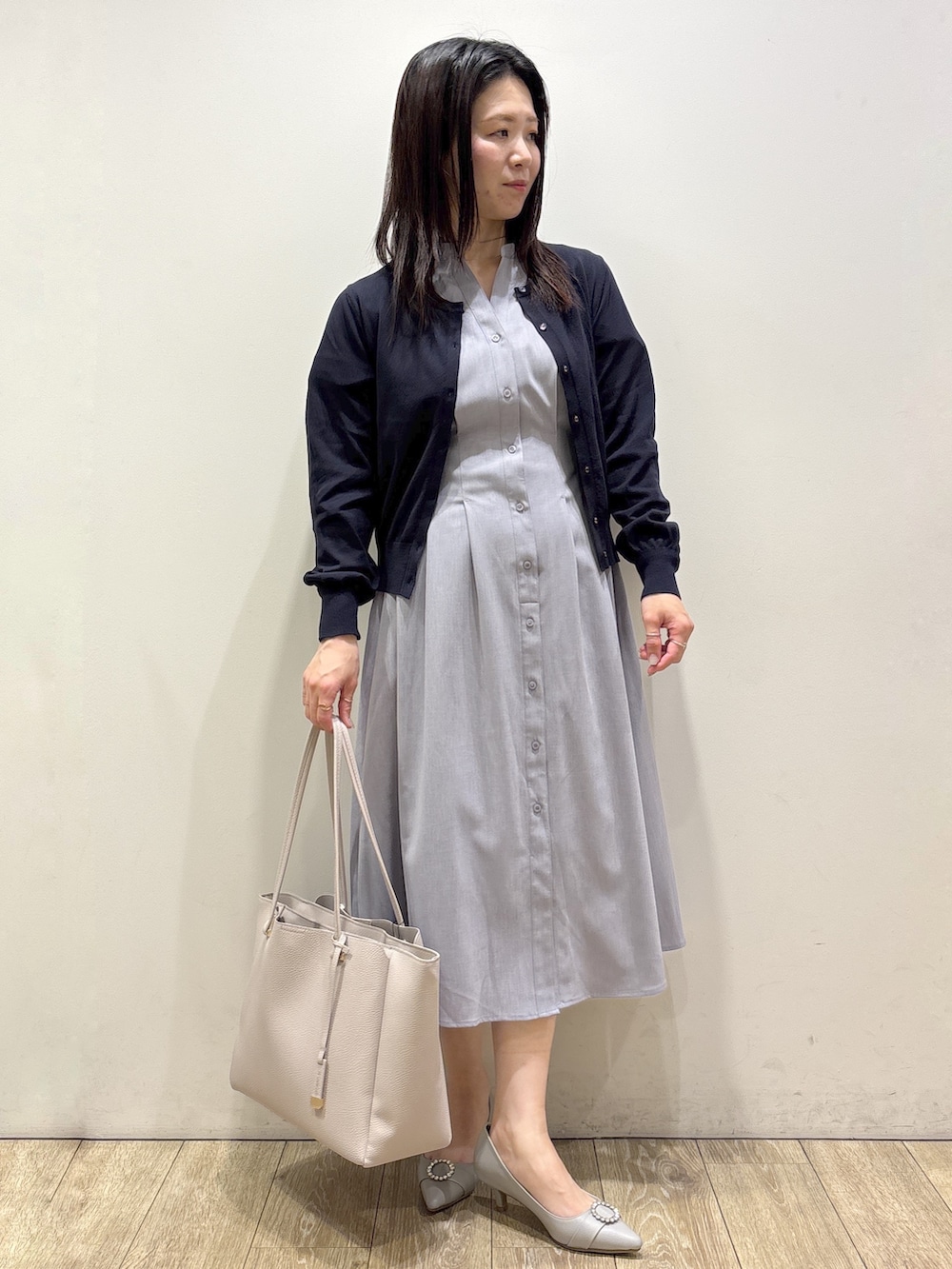 ブルー系のカーディガン/ボレロ、グレー系のワンピース、グレー系のトートバッグを着用したレディースの夏コーディネートの5枚目の写真