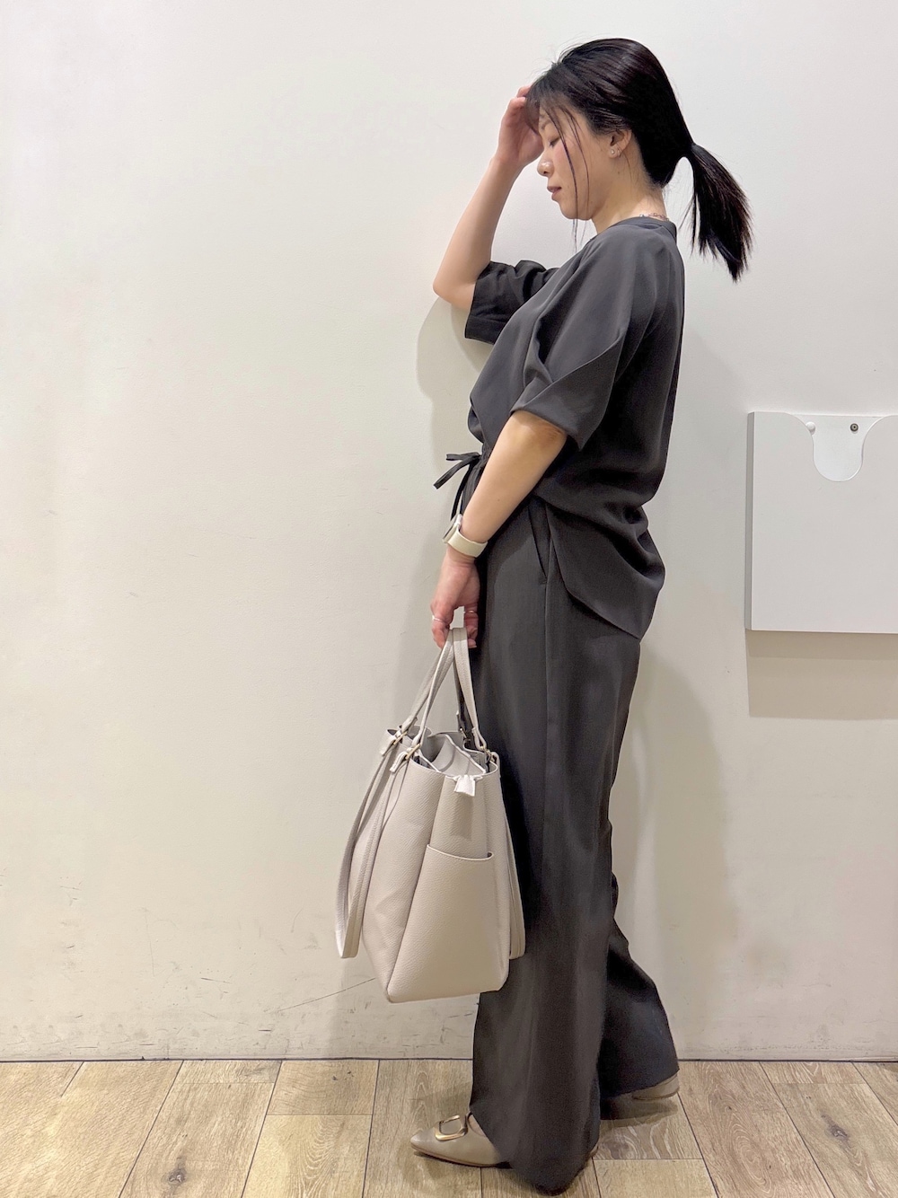 ベージュ系のパンプス、グレー系のカーディガン/ボレロ、ベージュ系のトートバッグを着用したレディースの春コーディネートの4枚目の写真