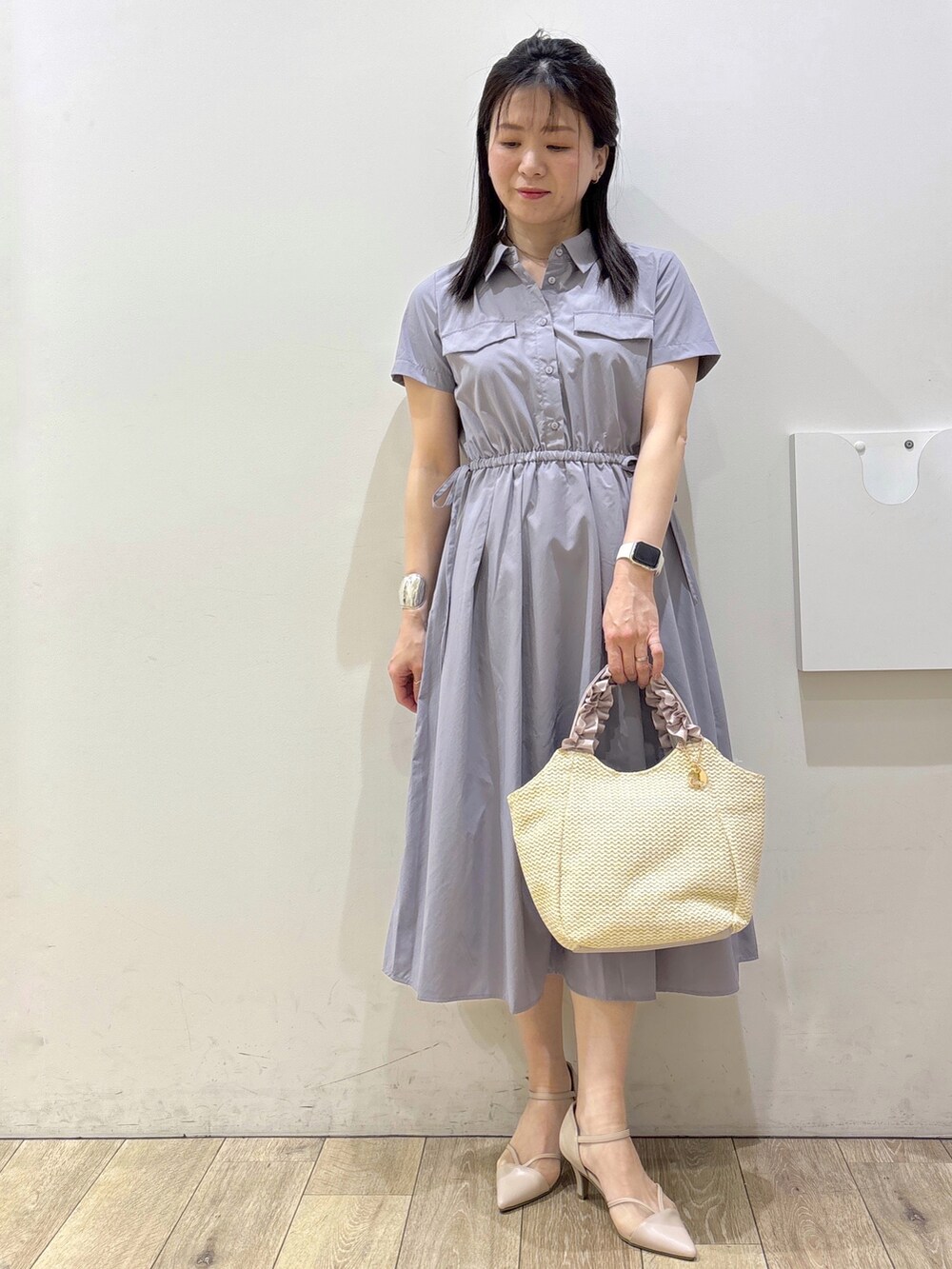 ホワイト系のカーディガン/ボレロ、グレー系のワンピース、ベージュ系のトートバッグを着用したレディースの春コーディネートの6枚目の写真