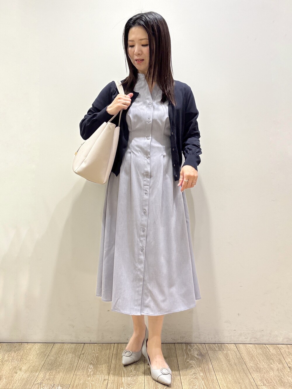 ブルー系のカーディガン/ボレロ、グレー系のワンピース、グレー系のトートバッグを着用したレディースの夏コーディネートの2枚目の写真