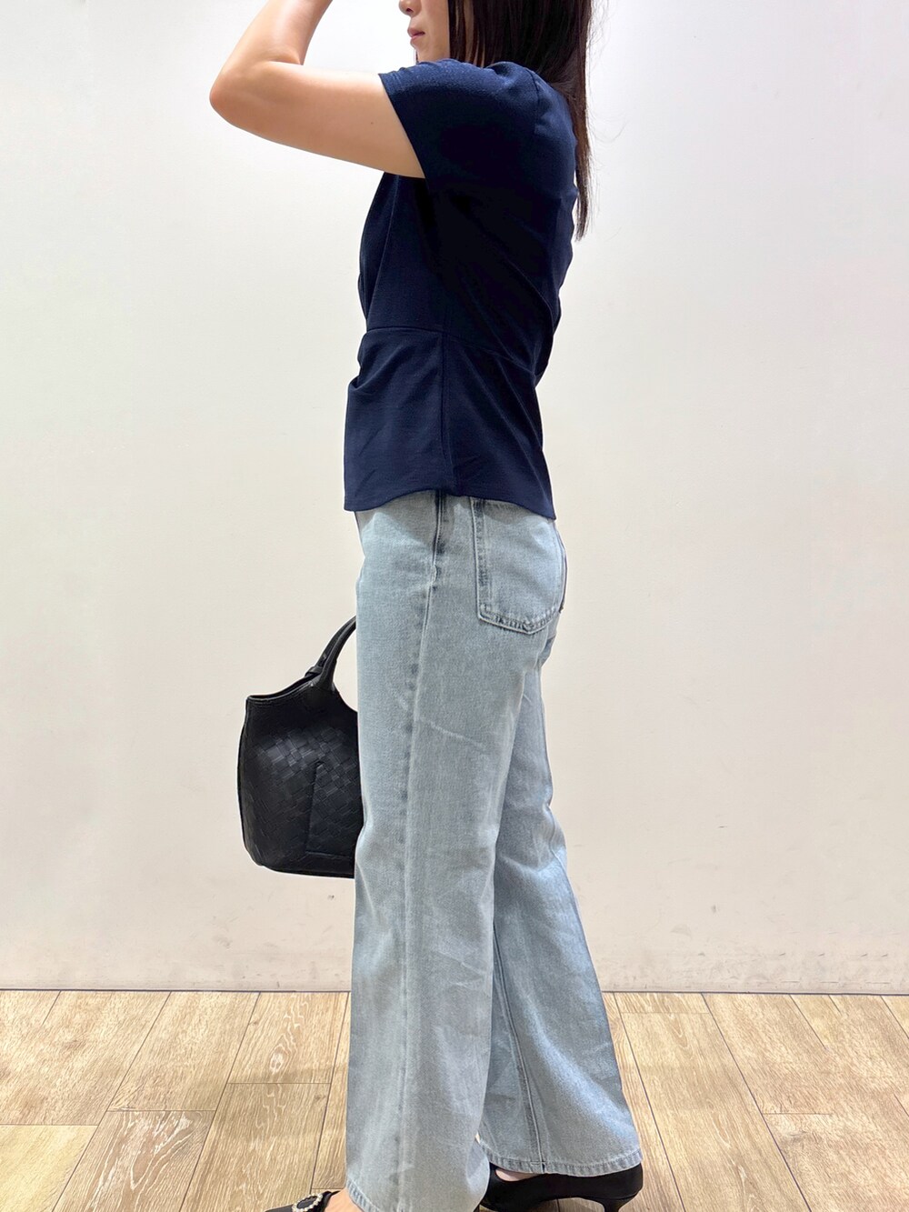 ブルー系のTシャツ/カットソー、ブルー系のその他パンツ、ブラック系のトートバッグを着用したレディースの夏コーディネートの9枚目の写真