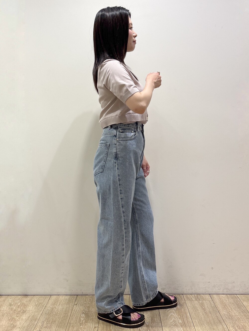 ベージュ系のカーディガン/ボレロ、ブルー系のデニムパンツ、ブラック系のショルダーバッグを着用したレディースの夏コーディネートの9枚目の写真