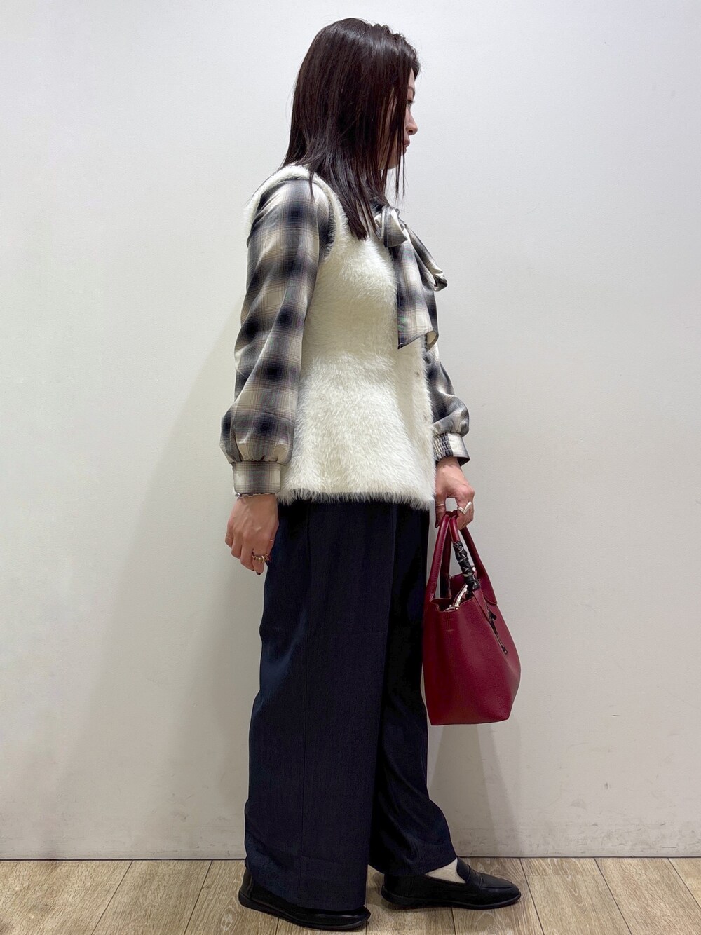 ブルー系のシャツ/ブラウス、ブルー系のその他パンツ、レッド系のトートバッグを着用したレディースの秋コーディネートの2枚目の写真