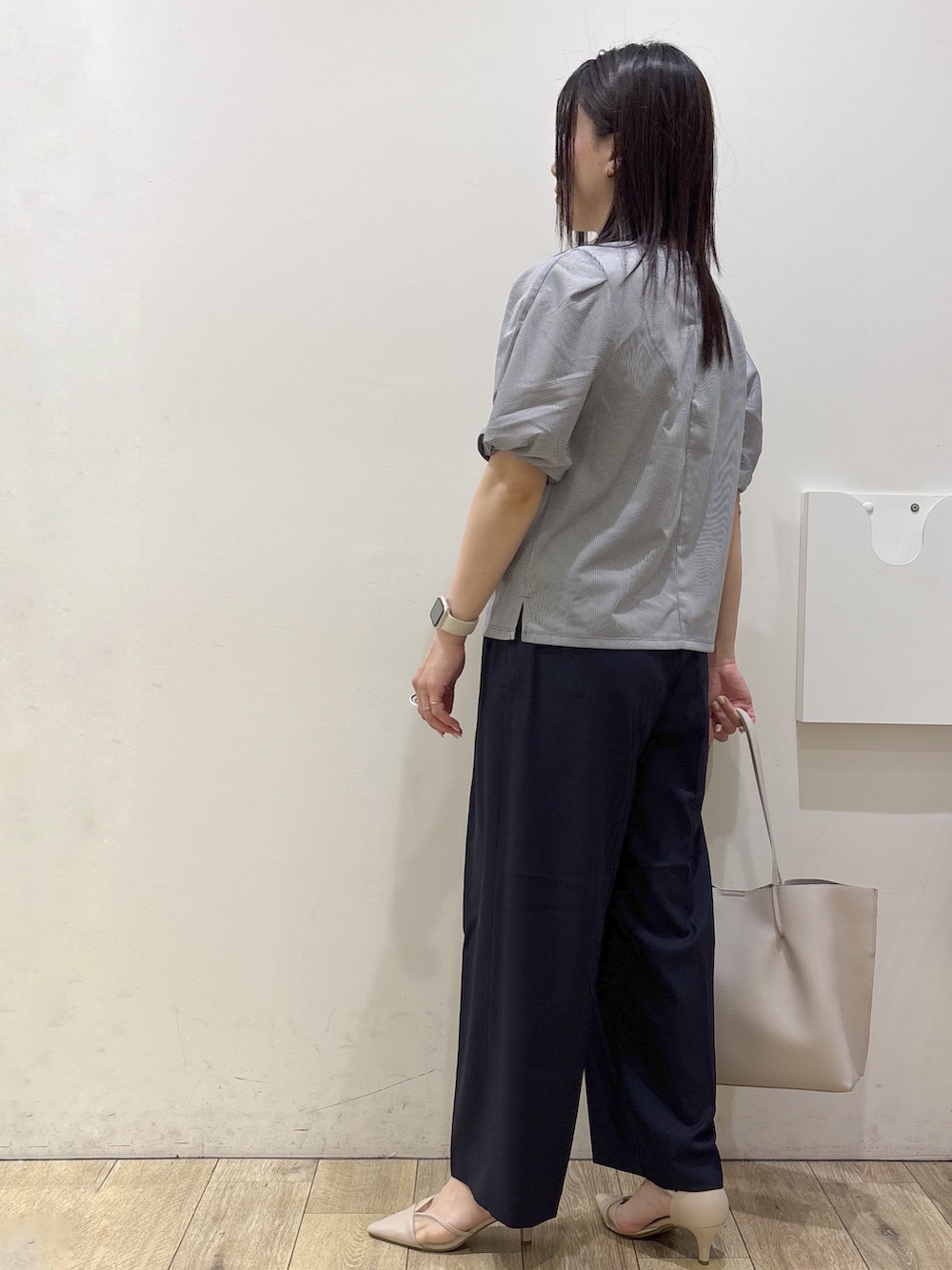 グレー系のTシャツ/カットソー、ブルー系のその他パンツ、グレー系のトートバッグを着用したレディースの夏コーディネートの5枚目の写真