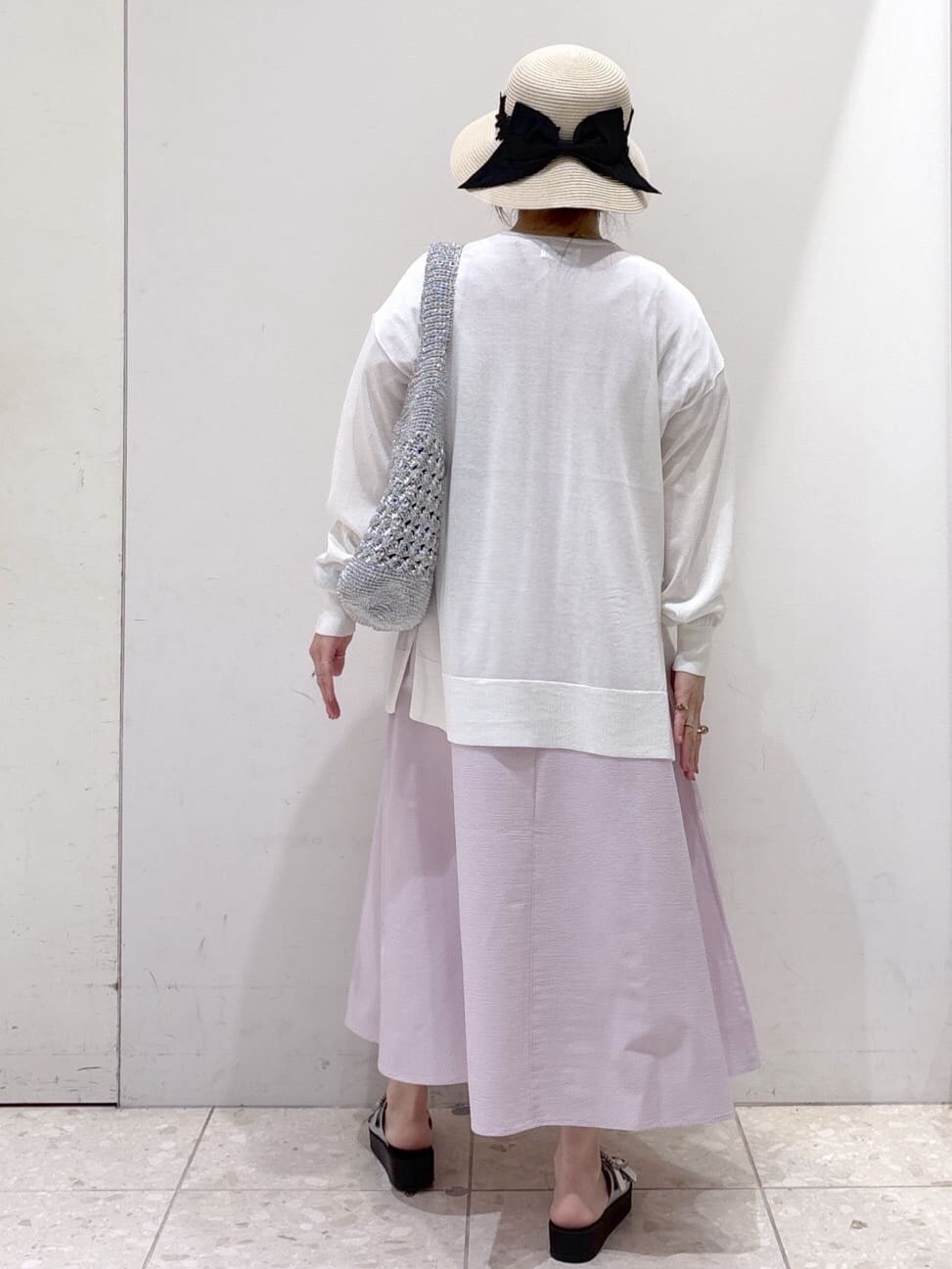 ホワイト系のカーディガン/ボレロ、ピンク系のワンピース、シルバー系のショルダーバッグを着用したレディースの夏コーディネートの3枚目の写真