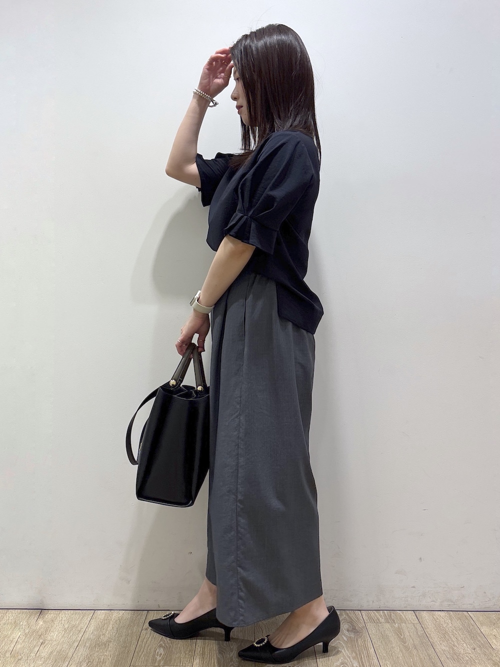 ブルー系のシャツ/ブラウス、グレー系のその他パンツ、ブラック系のトートバッグを着用したレディースの夏コーディネートの3枚目の写真