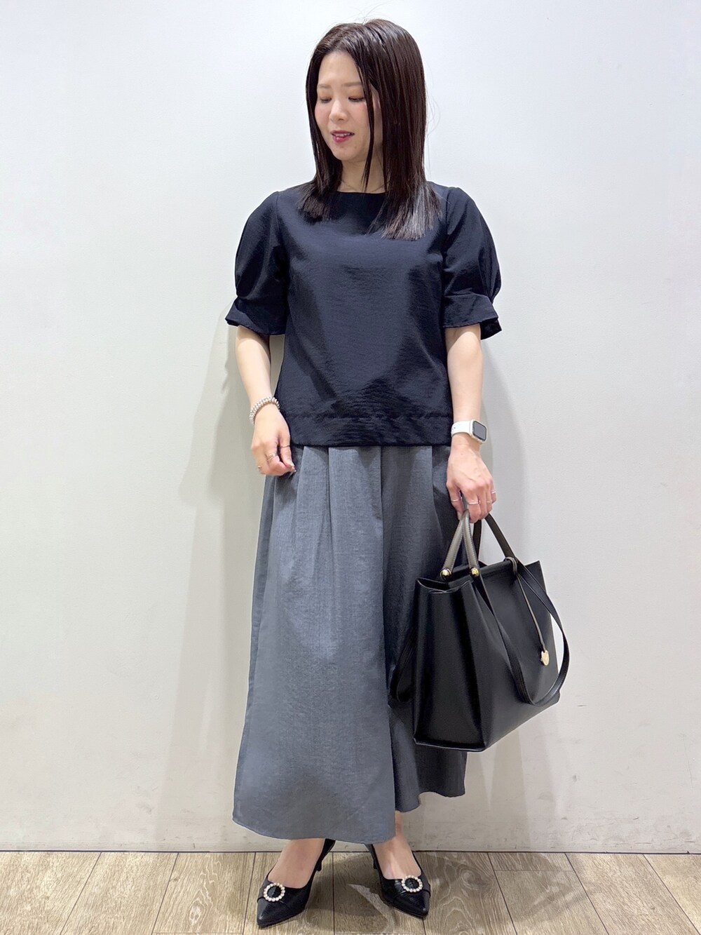ブルー系のシャツ/ブラウス、グレー系のその他パンツ、ブラック系のトートバッグを着用したレディースの夏コーディネートの4枚目の写真