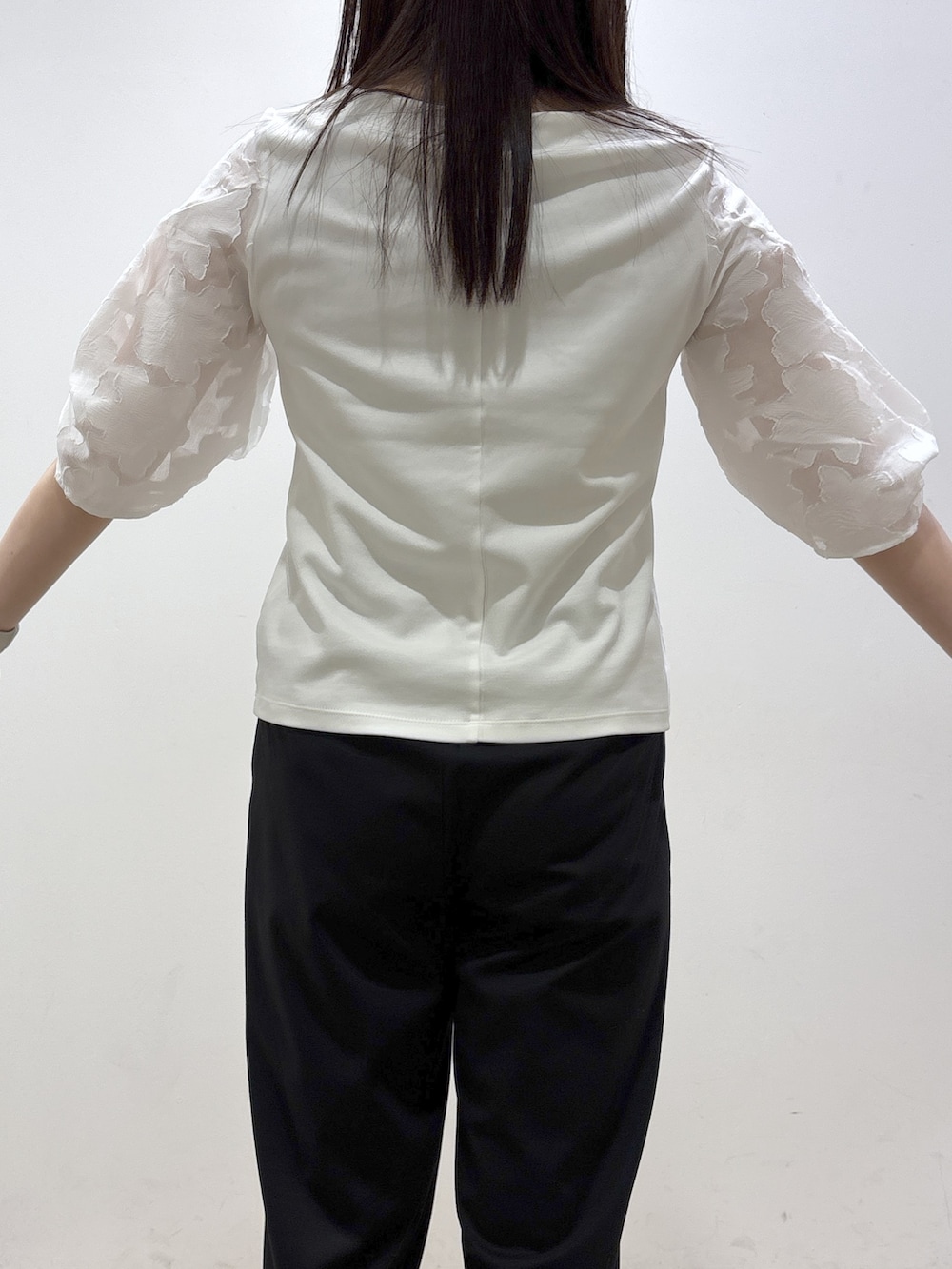 ホワイト系のTシャツ/カットソー、ブラック系のその他パンツ、ブラック系のトートバッグを着用したレディースの秋コーディネートの7枚目の写真