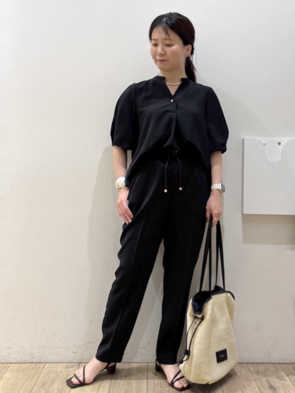 ブラック系のシャツ/ブラウス、ブラック系のその他パンツ、ブラウン系のサンダルを着用したレディースの春コーディネートの5枚目の写真