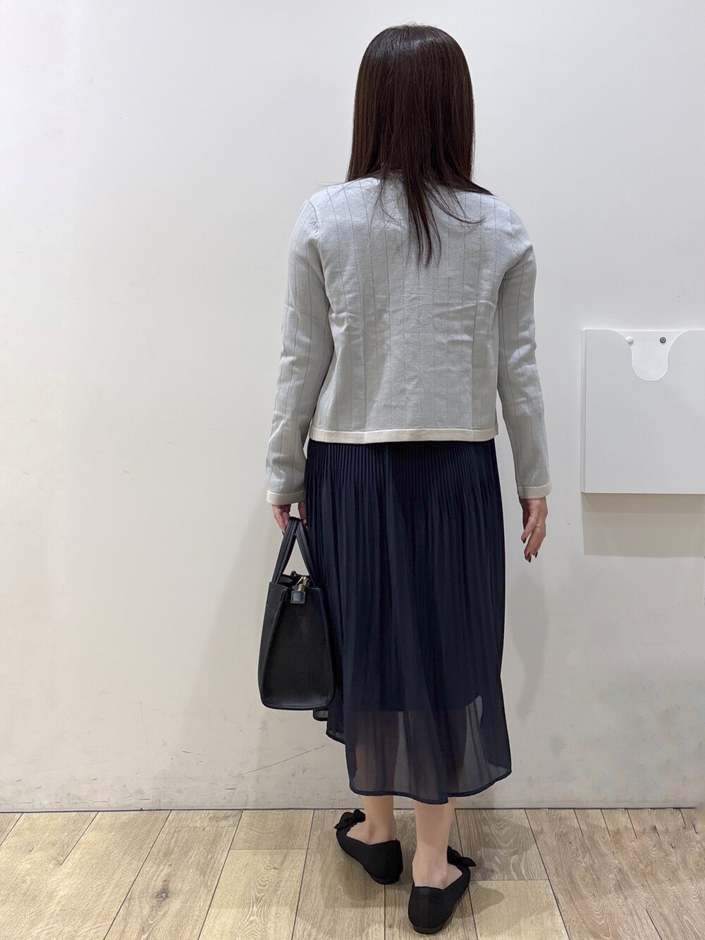 ブルー系のカーディガン/ボレロ、ブルー系のワンピース、ブラック系のトートバッグを着用したレディースの秋コーディネートの3枚目の写真