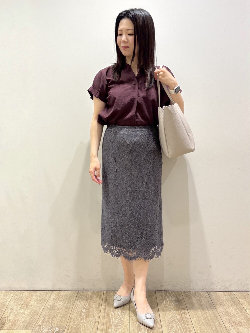 レッド系のシャツ/ブラウス、グレー系のスカート、グレー系のトートバッグを着用したレディースの夏コーディネートの5枚目の写真