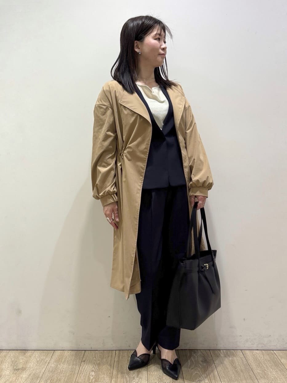 ブルー系のノーカラージャケット、ホワイト系のニット/セーター、ブルー系のその他パンツを着用したレディースの春コーディネートの2枚目の写真