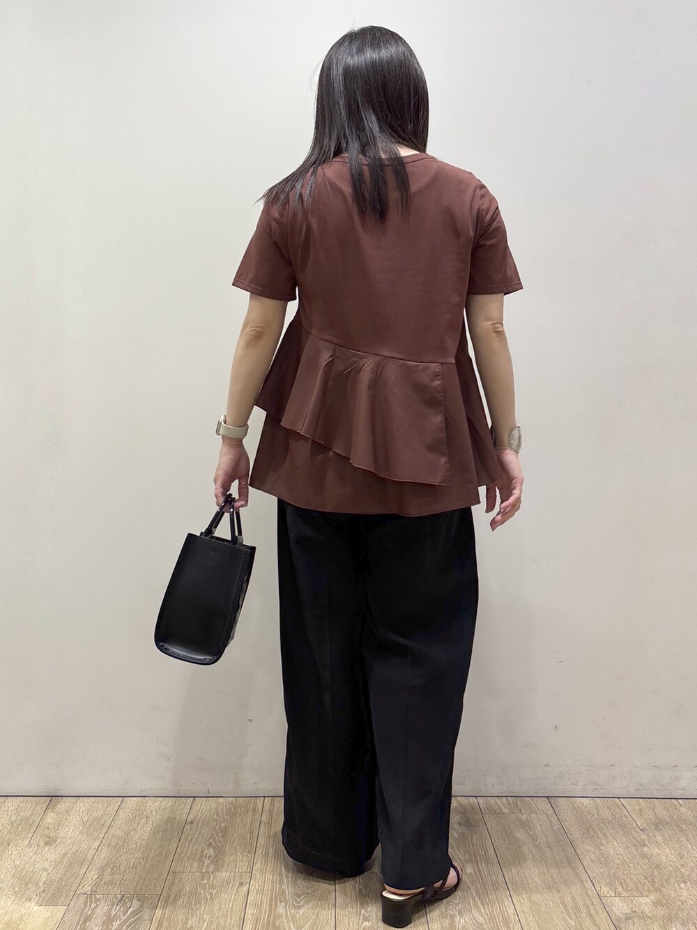 ブラウン系のTシャツ/カットソー、ブラック系のその他パンツ、ブラック系のトートバッグを着用したレディースの夏コーディネートの3枚目の写真