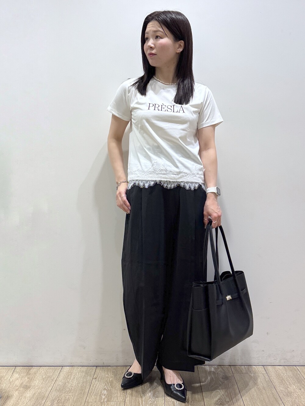 ホワイト系のTシャツ/カットソー、ブラック系のその他パンツ、ブラック系のトートバッグを着用したレディースの夏コーディネートの5枚目の写真