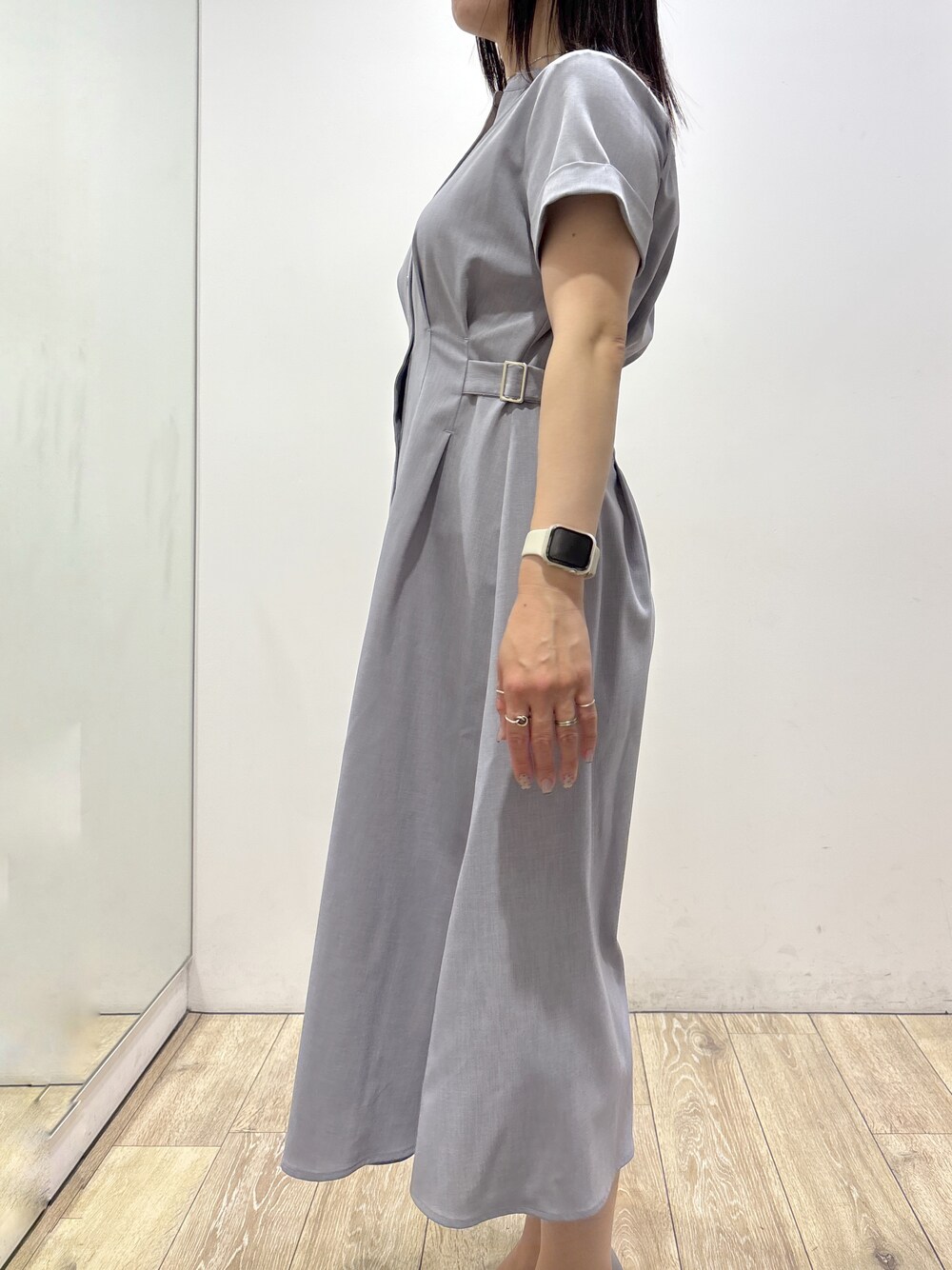 グレー系のワンピース、グレー系のトートバッグ、グレー系のパンプスを着用したレディースの夏コーディネートの7枚目の写真