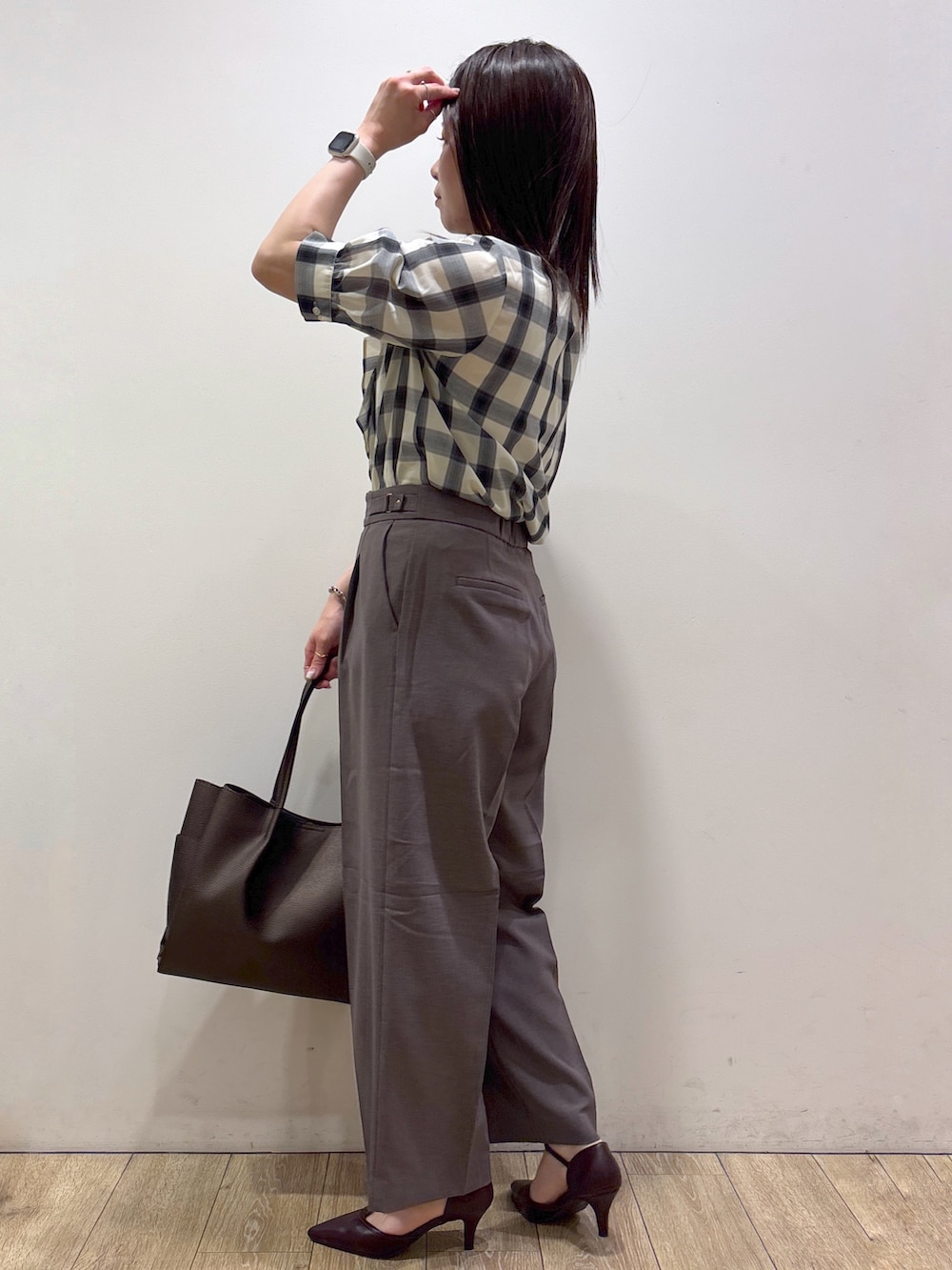 ホワイト系のシャツ/ブラウス、ブラウン系のその他パンツ、その他のトートバッグを着用したレディースの夏コーディネートの4枚目の写真