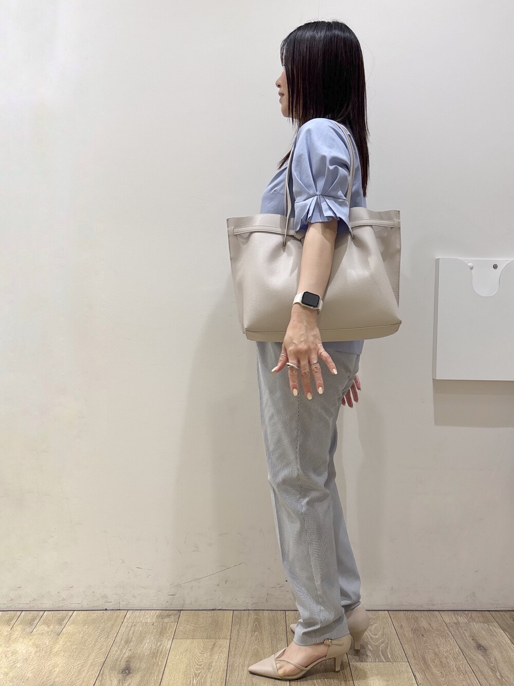 ブルー系のシャツ/ブラウス、ブルー系のその他パンツ、グレー系のトートバッグを着用したレディースの夏コーディネートの2枚目の写真