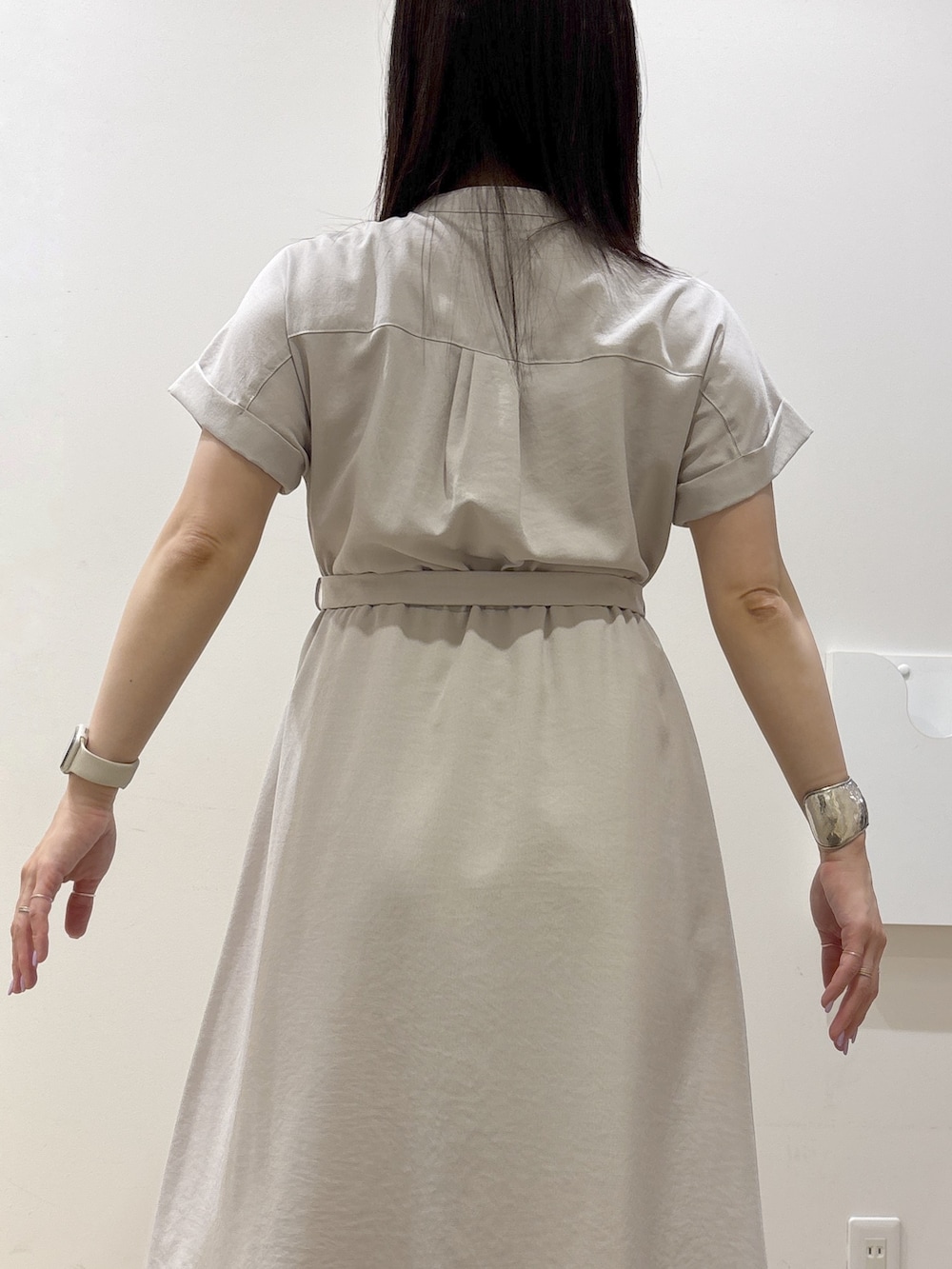 ベージュ系のワンピース、ベージュ系のトートバッグ、ベージュ系のパンプスを着用したレディースの夏コーディネートの9枚目の写真