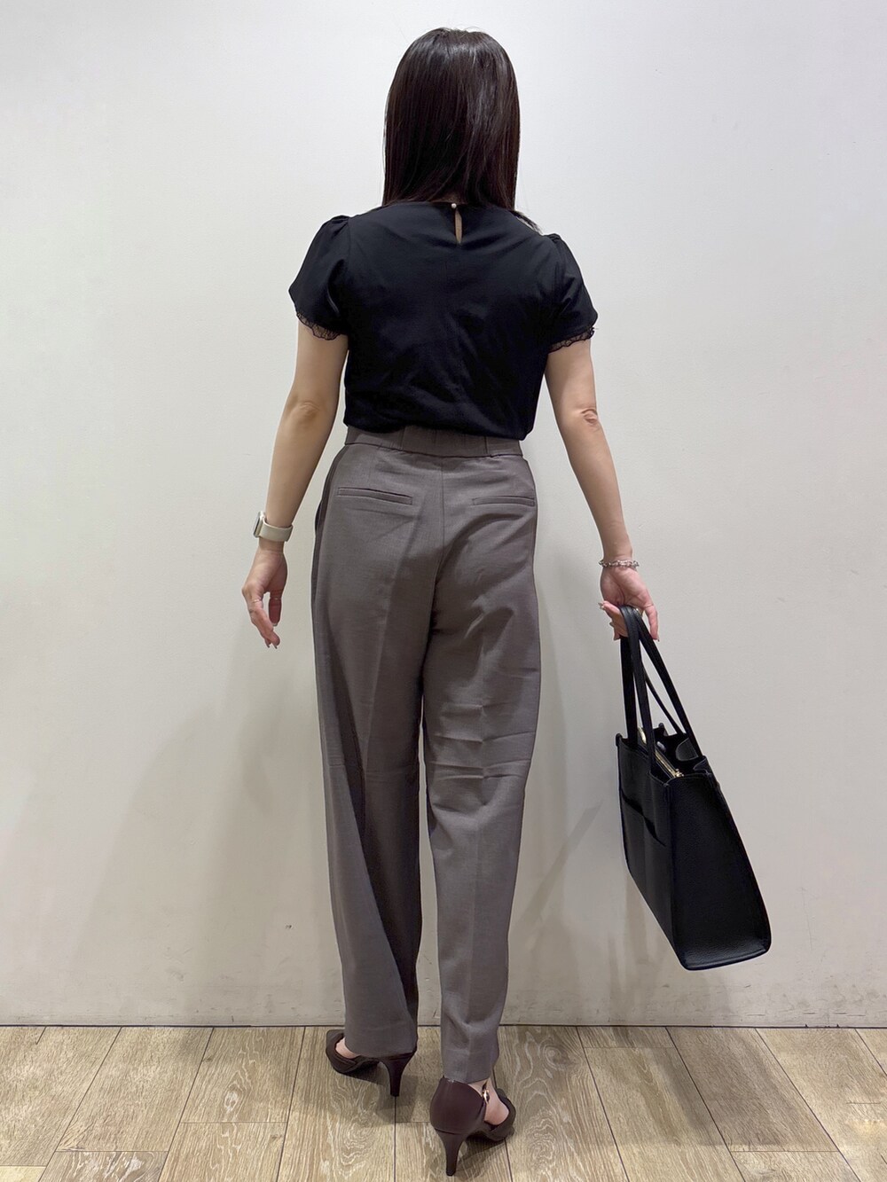 ブラック系のTシャツ/カットソー、ブラウン系のその他パンツ、ブラック系のトートバッグを着用したレディースの夏コーディネートの3枚目の写真