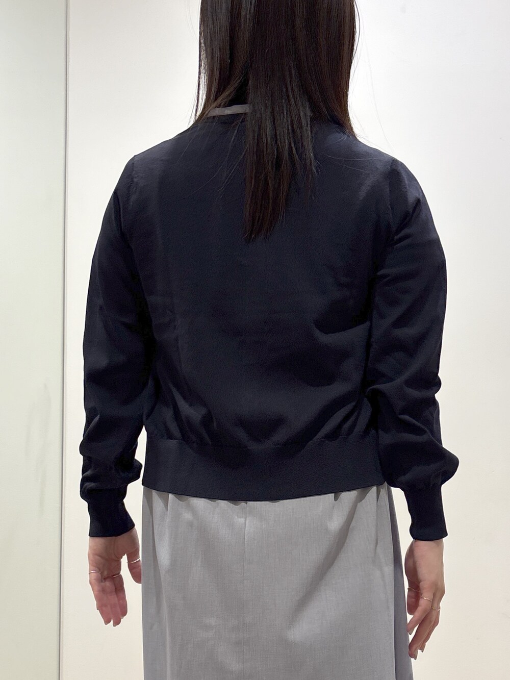 ブルー系のカーディガン/ボレロ、グレー系のワンピース、グレー系のトートバッグを着用したレディースの夏コーディネートの9枚目の写真