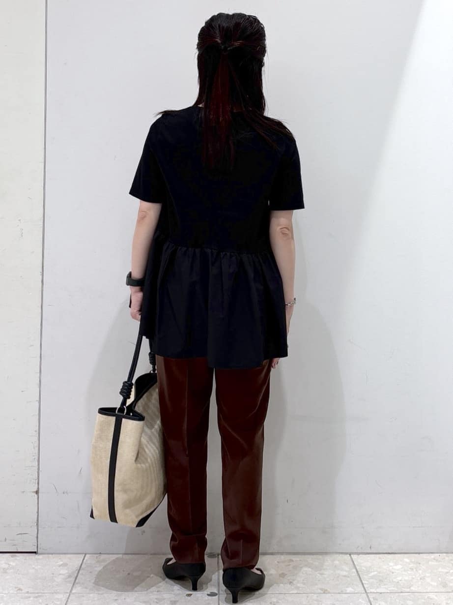 ブラック系のTシャツ/カットソー、ホワイト系のカーディガン/ボレロ、ブラウン系のその他パンツを着用したレディースの春コーディネートの4枚目の写真