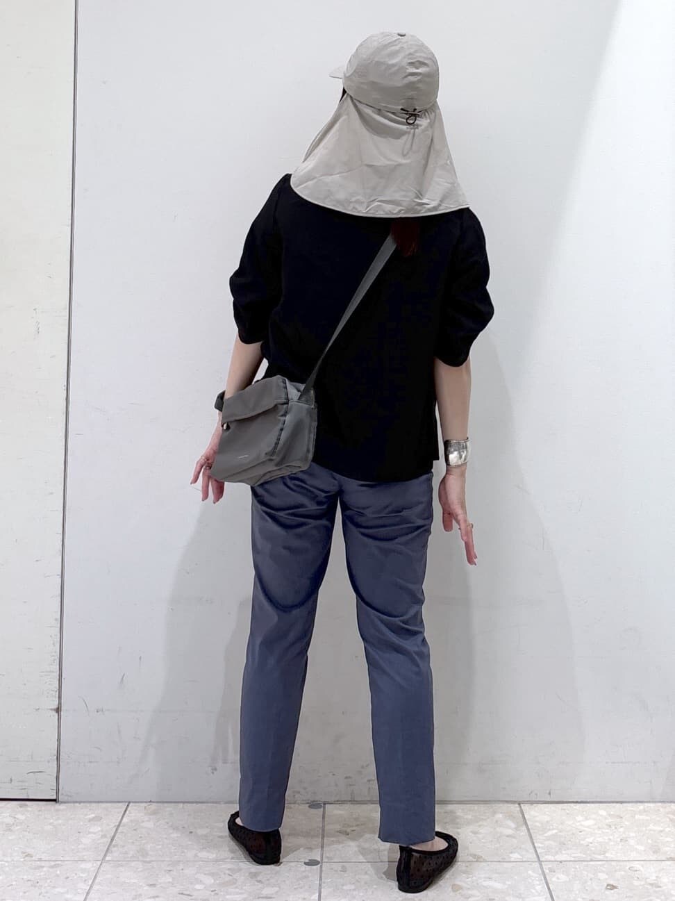 ブラック系のシャツ/ブラウス、ブルー系のその他パンツ、グレー系のショルダーバッグを着用したレディースの夏コーディネートの3枚目の写真