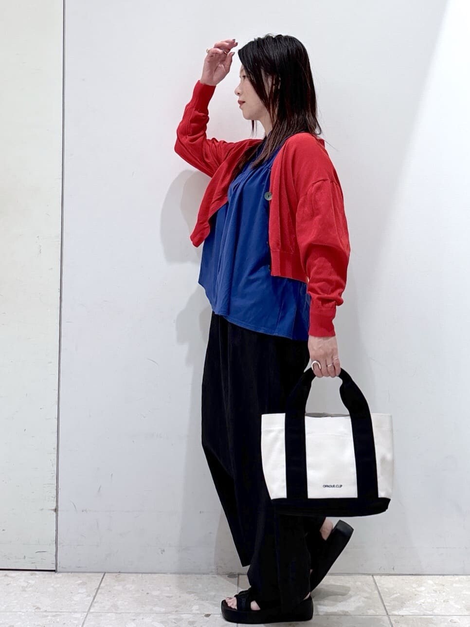 レッド系のカーディガン/ボレロ、ブルー系のTシャツ/カットソー、ホワイト系のタンクトップを着用したレディースの夏コーディネートの4枚目の写真