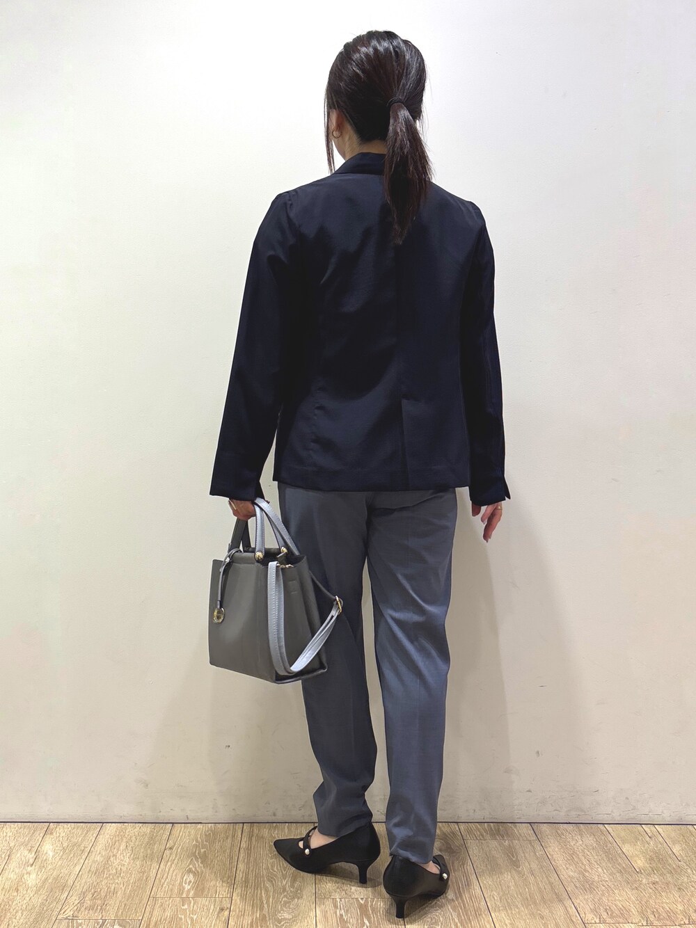ブルー系のテーラードジャケット、ブルー系のTシャツ/カットソー、グレー系のその他パンツを着用したレディースの夏コーディネートの3枚目の写真