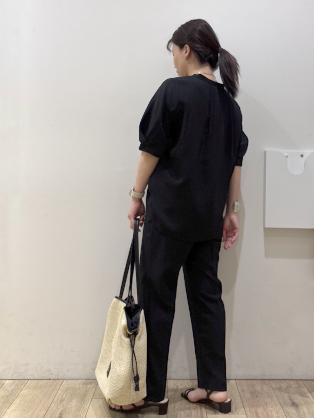 ブラック系のシャツ/ブラウス、ブラック系のその他パンツ、ブラウン系のサンダルを着用したレディースの春コーディネートの8枚目の写真