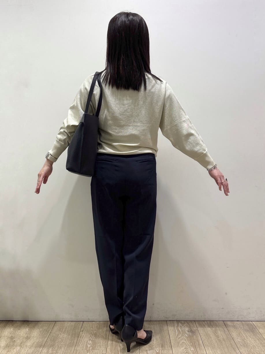 ホワイト系のニット/セーター、ブルー系のその他パンツ、ブラック系のトートバッグを着用したレディースの春コーディネートの3枚目の写真