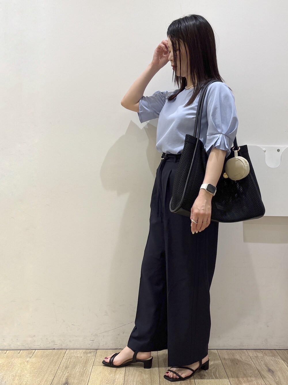 ブルー系のシャツ/ブラウス、ブルー系のその他パンツ、ブラック系のトートバッグを着用したレディースの夏コーディネートの4枚目の写真