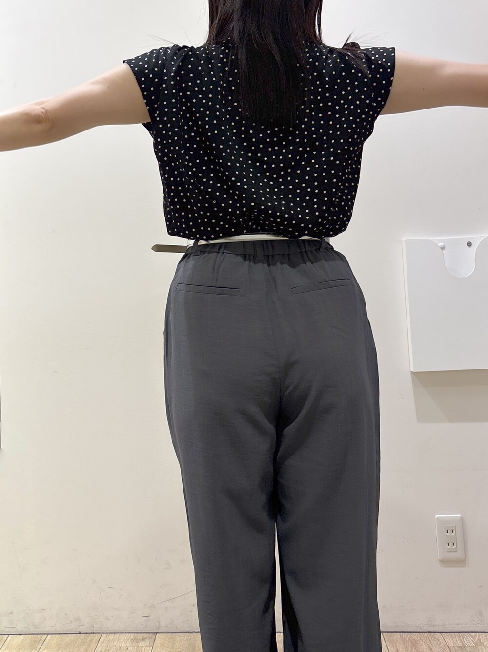ブラック系のシャツ/ブラウス、グレー系のその他パンツ、ブラック系のトートバッグを着用したレディースの夏コーディネートの9枚目の写真