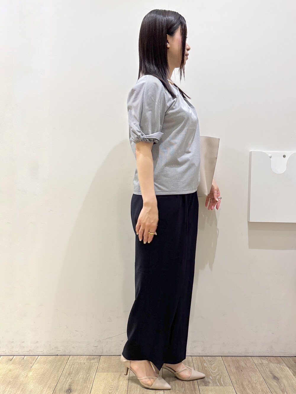グレー系のTシャツ/カットソー、ブルー系のその他パンツ、グレー系のトートバッグを着用したレディースの夏コーディネートの4枚目の写真