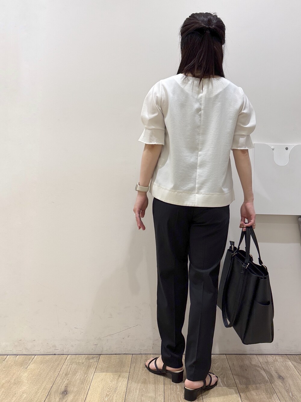 ホワイト系のシャツ/ブラウス、ブラック系のその他パンツ、ブラック系のトートバッグを着用したレディースの春コーディネートの3枚目の写真