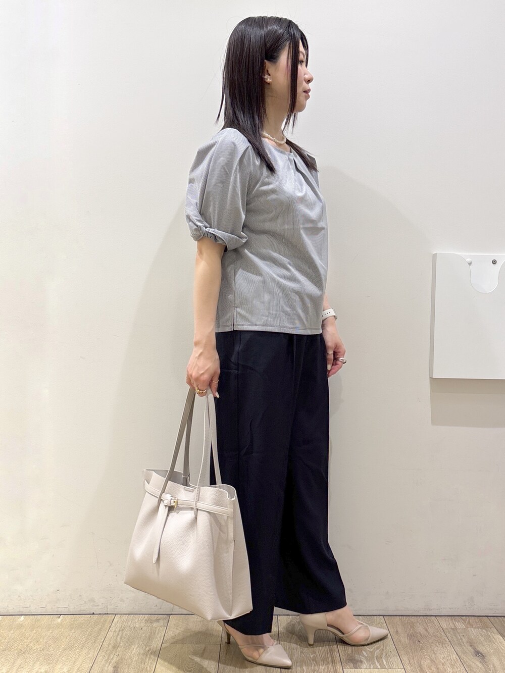 グレー系のTシャツ/カットソー、ブルー系のその他パンツ、グレー系のトートバッグを着用したレディースの夏コーディネートの7枚目の写真
