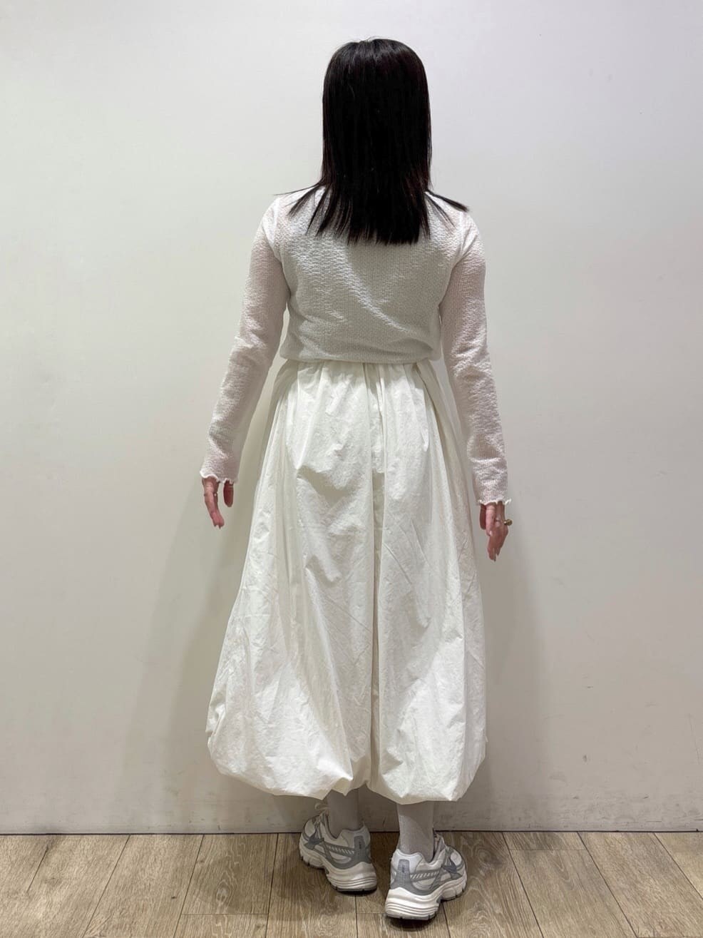 ホワイト系のTシャツ/カットソー、ベージュ系のテーラードジャケット、ホワイト系のスカートを着用したレディースの春コーディネートの8枚目の写真