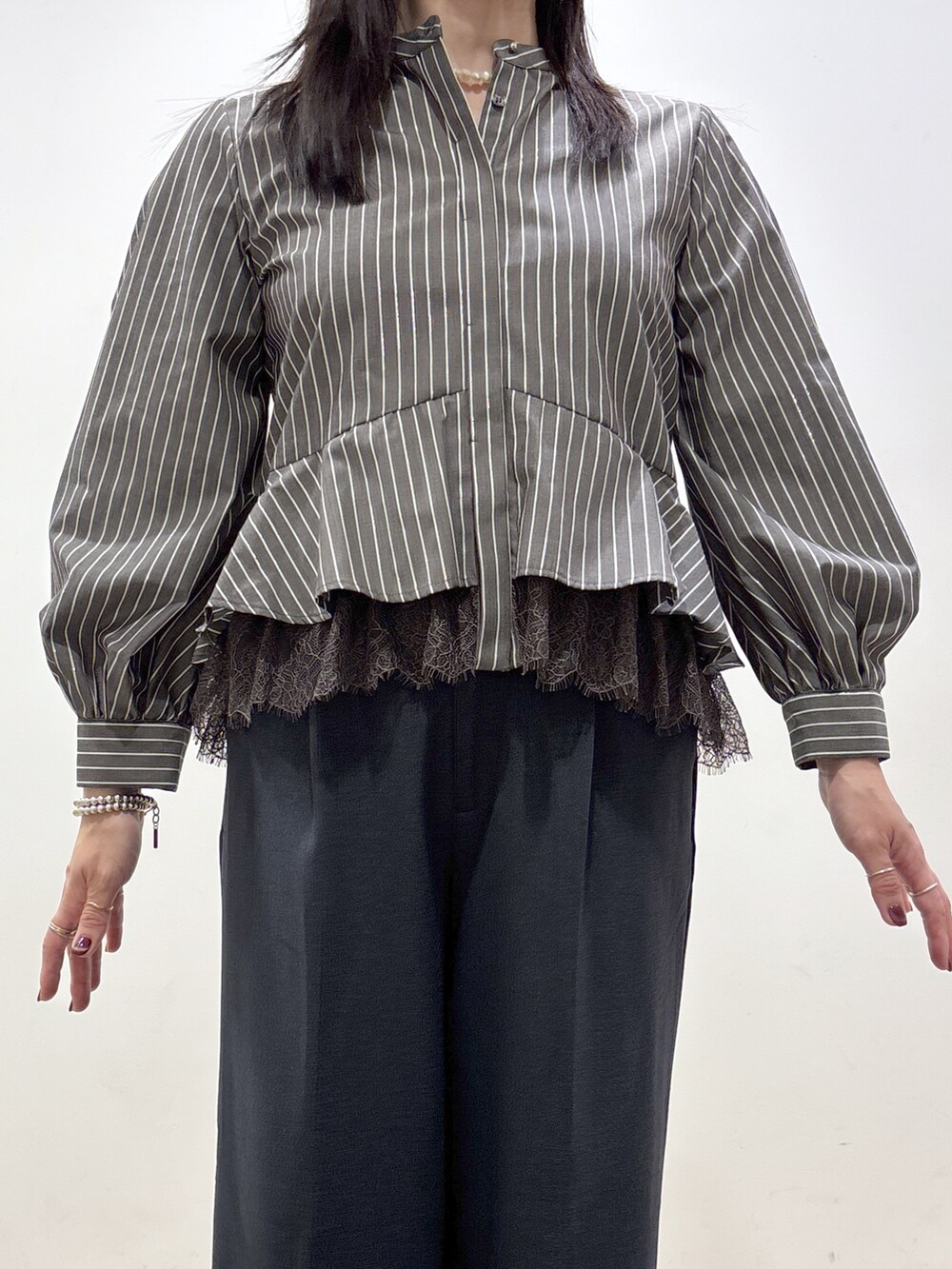 ブルー系のその他パンツ、ブラック系のトートバッグ、ブラック系のパンプスを着用したレディースの夏コーディネートの5枚目の写真