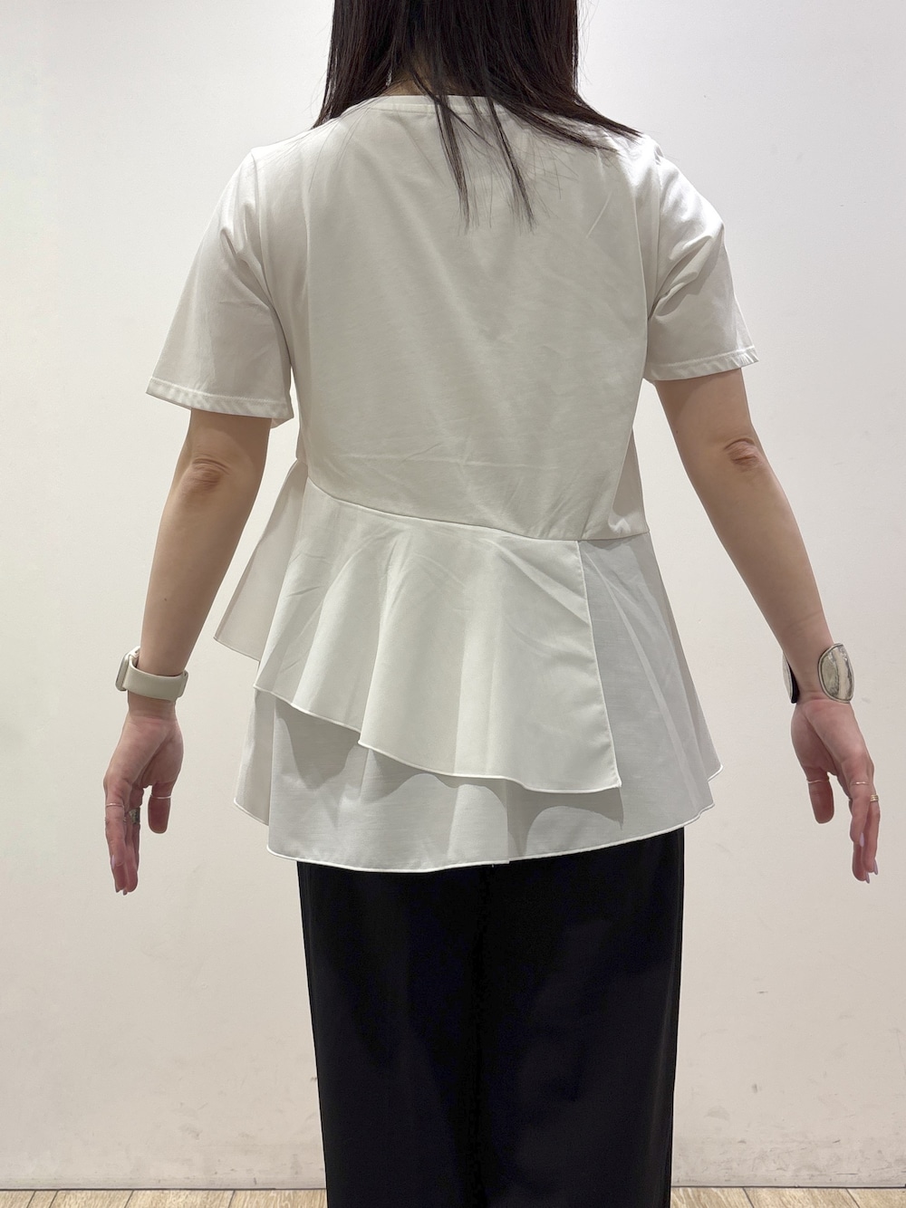ホワイト系のTシャツ/カットソー、ブラック系のその他パンツ、ベージュ系のトートバッグを着用したレディースの夏コーディネートの7枚目の写真