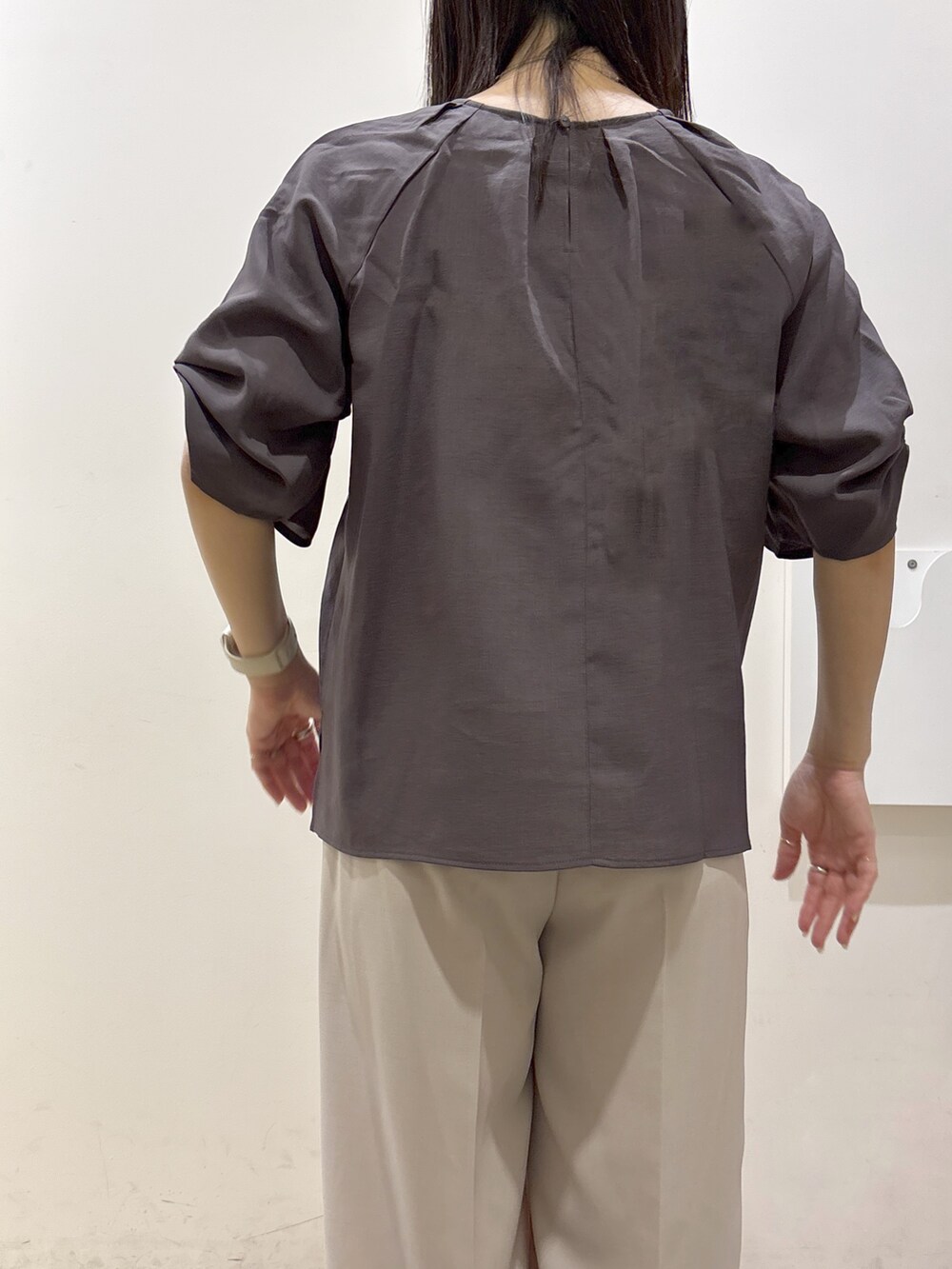 ブラウン系のシャツ/ブラウス、ベージュ系のその他パンツ、ホワイト系のトートバッグを着用したレディースの夏コーディネートの8枚目の写真