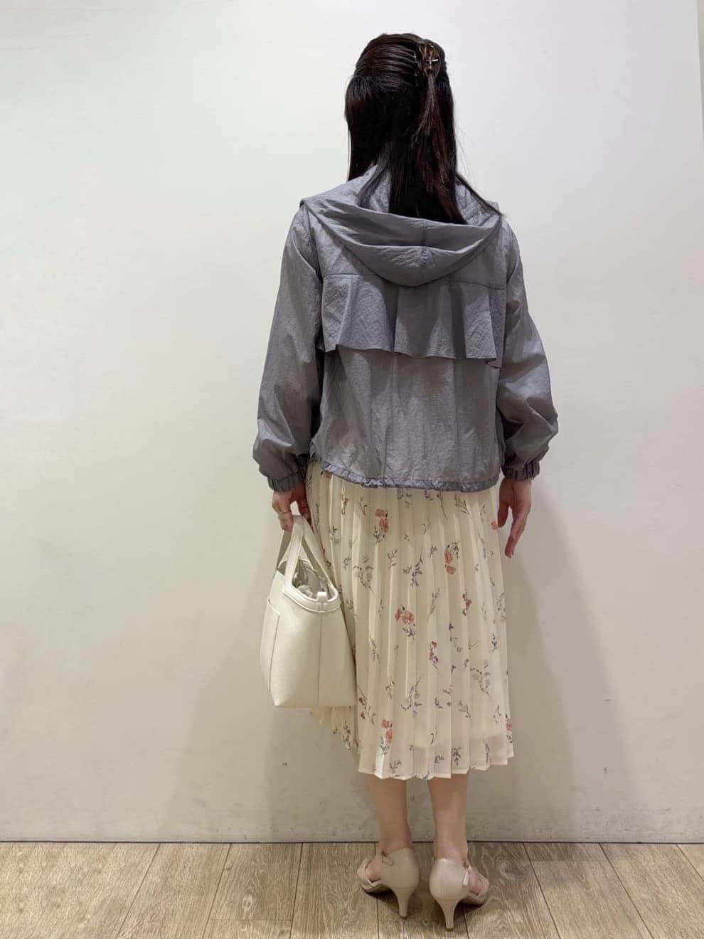 ベージュ系のパンプス、ホワイト系のショルダーバッグ、グレー系のブルゾンを着用したレディースの春コーディネートの3枚目の写真