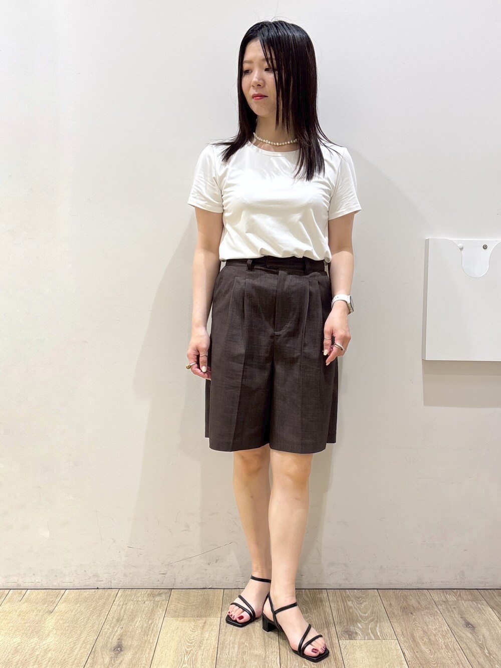 ホワイト系のTシャツ/カットソー、ブラウン系のその他パンツ、ブラック系のトートバッグを着用したレディースの夏コーディネートの9枚目の写真
