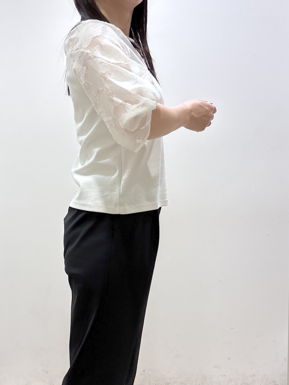 ホワイト系のTシャツ/カットソー、ブラック系のその他パンツ、ブラック系のトートバッグを着用したレディースの秋コーディネートの6枚目の写真