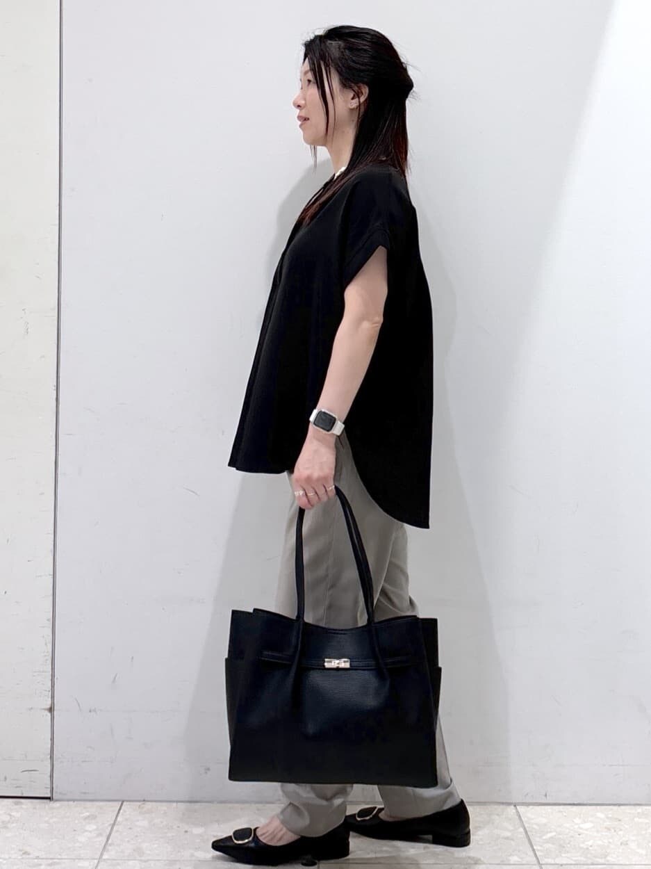 ブラック系のシャツ/ブラウス、ブラウン系のその他パンツ、ブラック系のトートバッグを着用したレディースの夏コーディネートの4枚目の写真