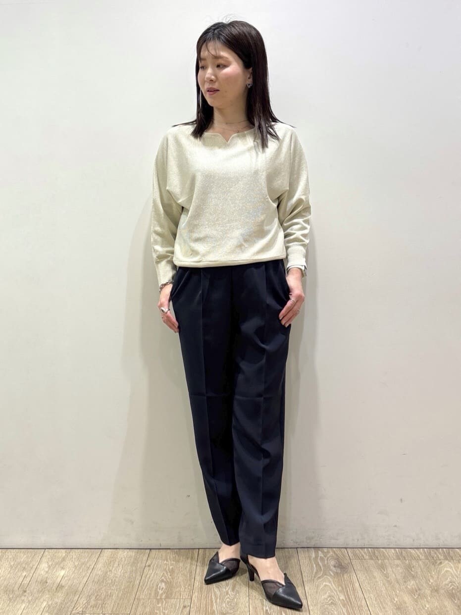 ブルー系のノーカラージャケット、ホワイト系のニット/セーター、ブルー系のその他パンツを着用したレディースの春コーディネートの8枚目の写真
