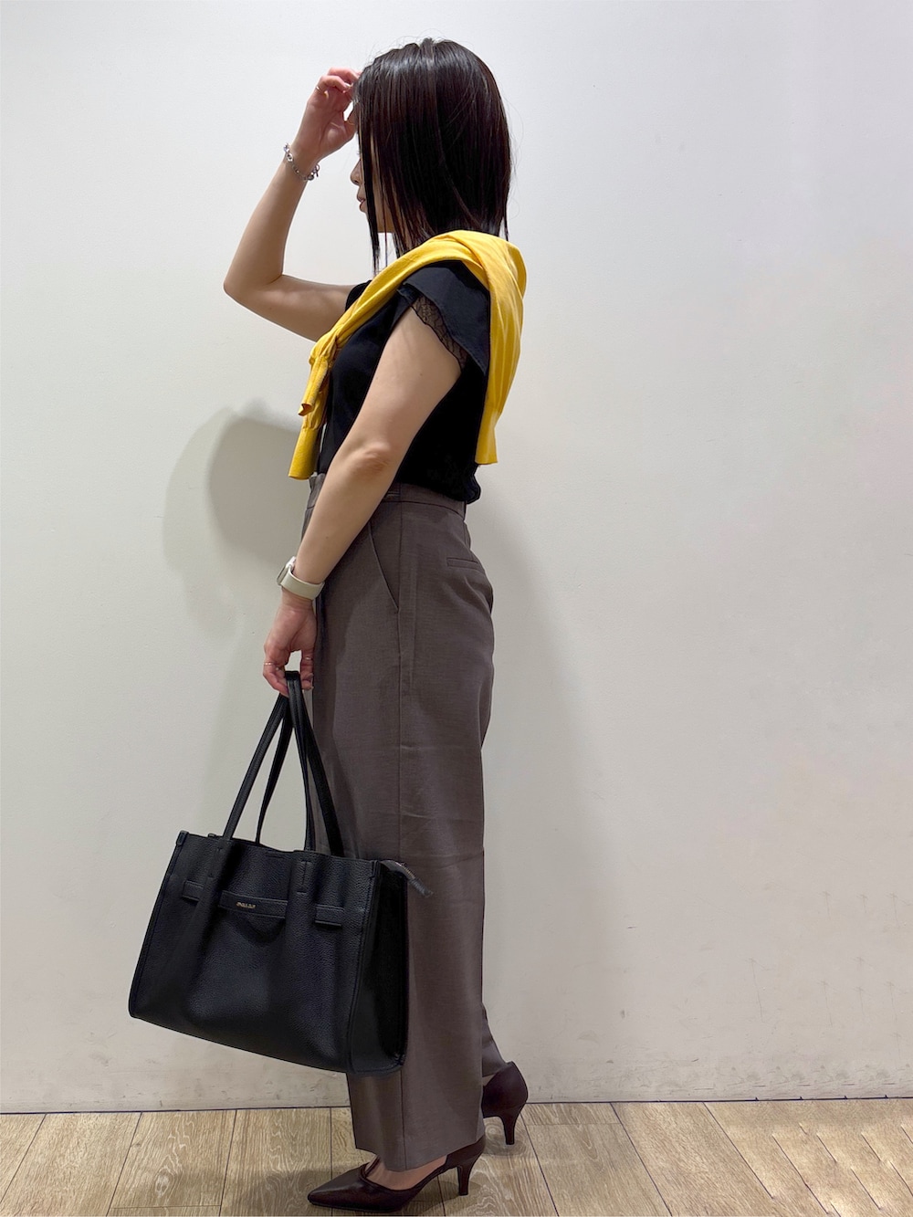 イエロー系のカーディガン/ボレロ、ブラック系のTシャツ/カットソー、ブラウン系のその他パンツを着用したレディースの夏コーディネートの4枚目の写真