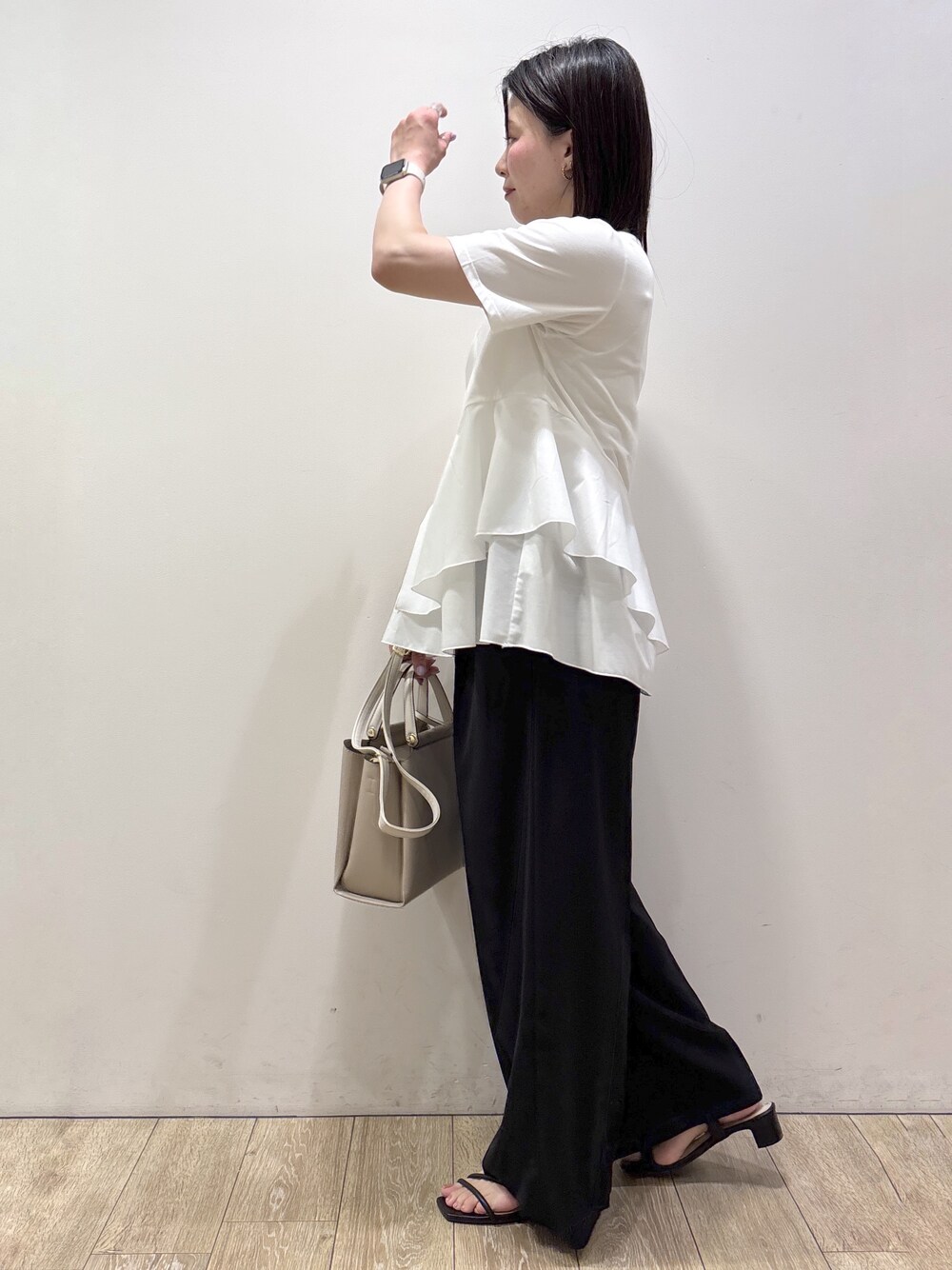 ホワイト系のTシャツ/カットソー、ブラック系のその他パンツ、ベージュ系のトートバッグを着用したレディースの夏コーディネートの4枚目の写真