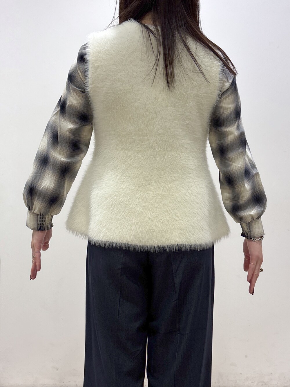 ブルー系のシャツ/ブラウス、ブルー系のその他パンツ、レッド系のトートバッグを着用したレディースの秋コーディネートの9枚目の写真